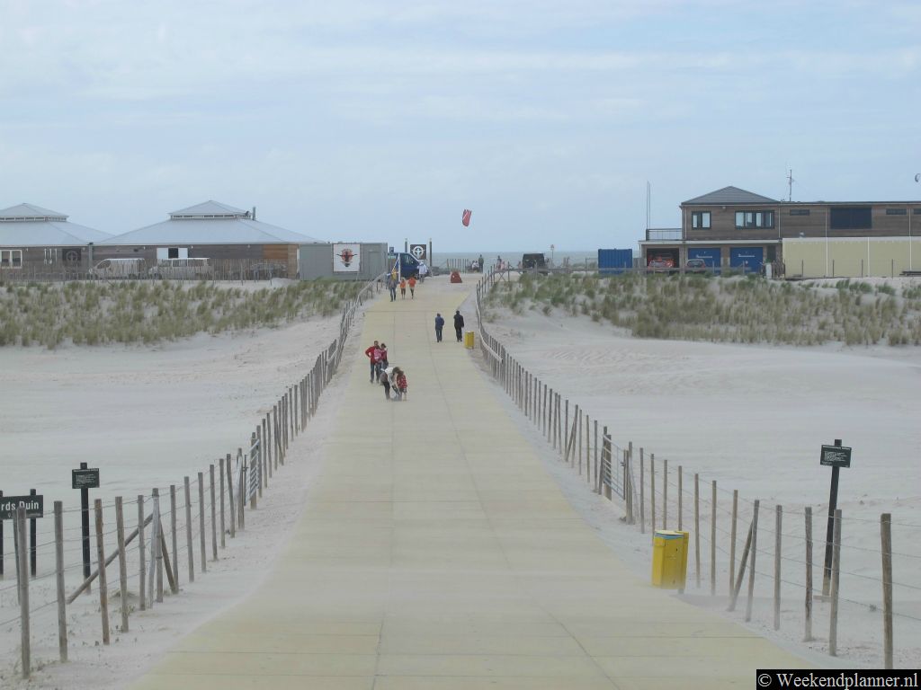 Deze opgang naar het strand bij 's Gravenzande ligt aan de Nieuwlandsedijk. Je ziet hier twee strandpaviljoens.Tip: Wandelen over het strand van Hoek van Holland naar Den Helder.